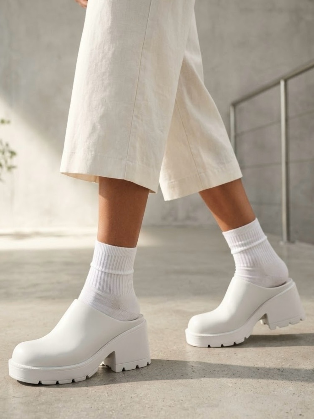 NWT Liliana White Slip-On Clog Mule with Lug Sole